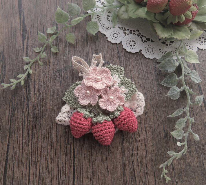 レース編み いちごのブローチ ～red・ピンクのお花～ | iichi 日々の