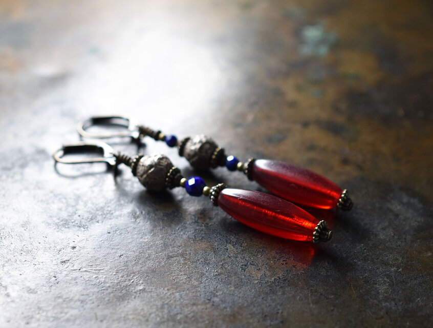 深紅アンティークボヘミアビーズとラピス、インドメタルのアンシメトリーピアス
