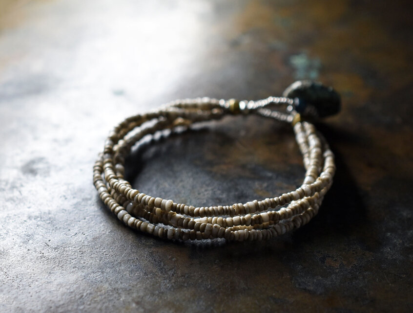 アンティークホワイトシードビーズの4連ブレス（oldコイン留め金・ブルーグレービーズ）