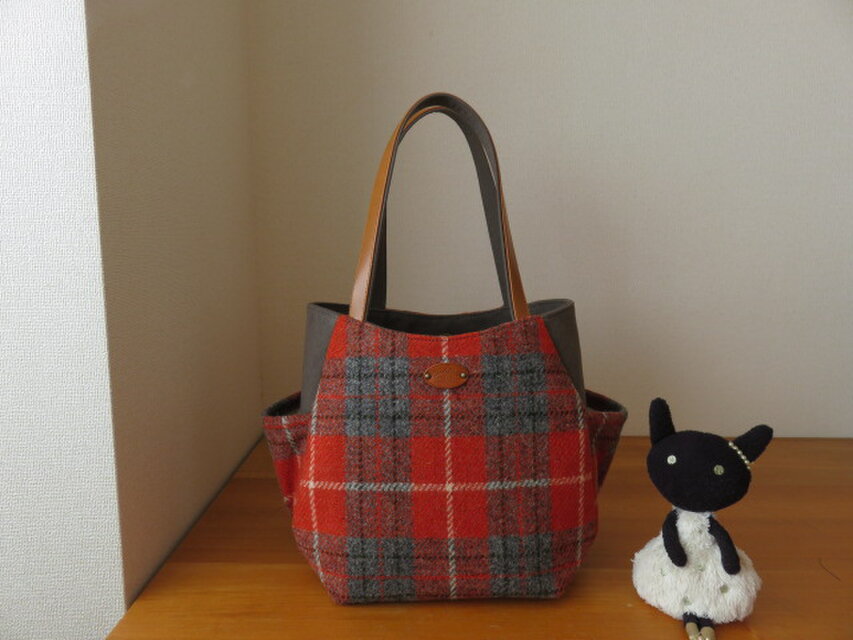 ウール生地（ハリスツイード）とバイオウオッシュ帆布のラウンドトートバッグ