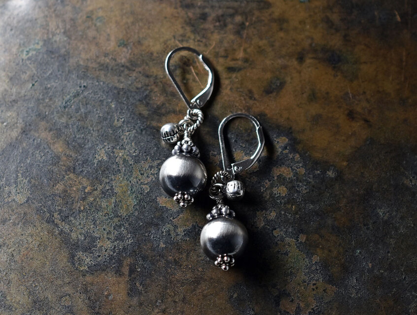 インドシルバーの鈴とナバホパールのコロンとしたピアス