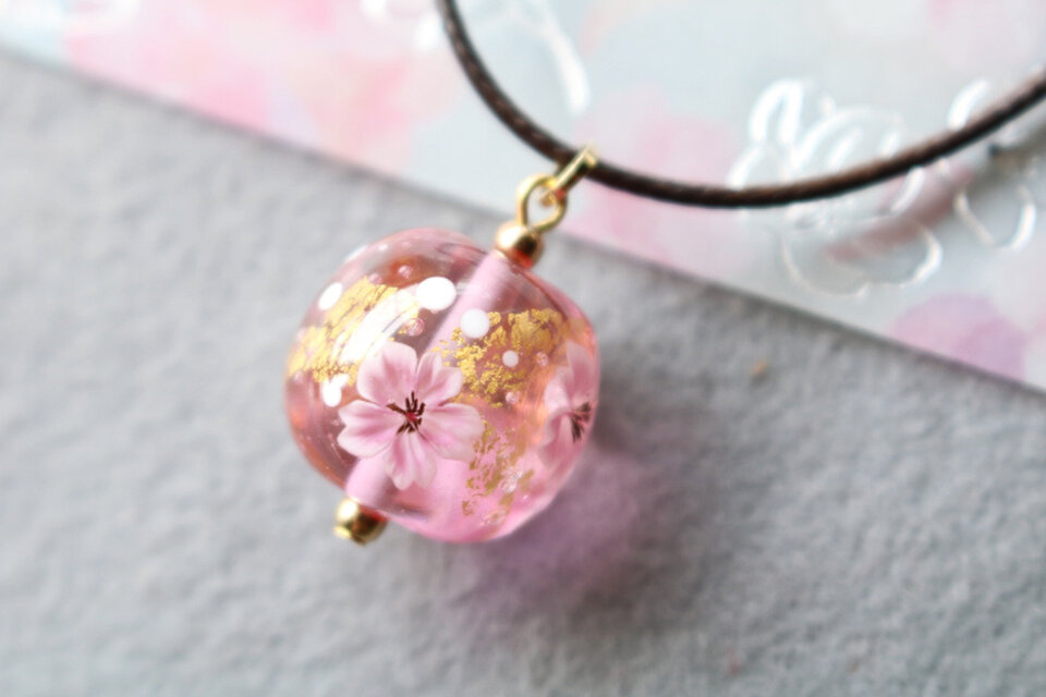在庫処分セール＊とんぼ玉ガラスペンダント桜(ピンク）金箔入り
