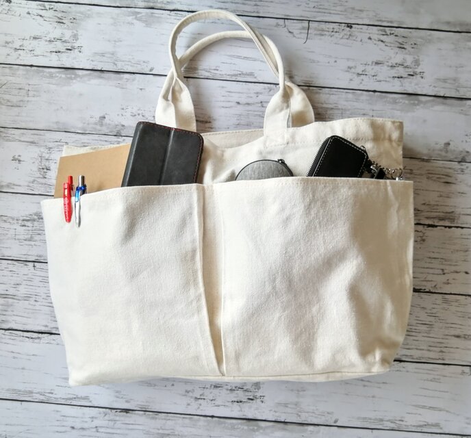 手刺繍の恐竜ステゴザウルスのポケット 横長トートバッグ