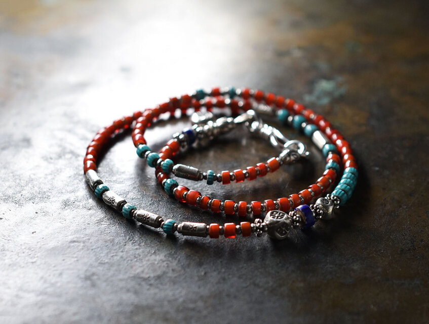 カレンシルバーとブルー＆ターコイズブルーシェブロン、飴色ホワイトハーツの華奢なネックレス