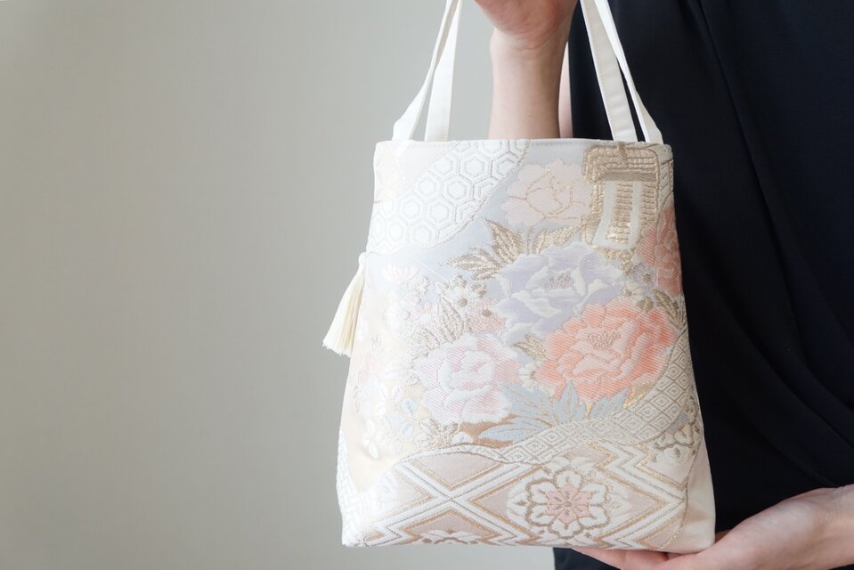 【本金箔二重織　花々・秋草模様　ゴールド　シルク帯リメイク 2wayデザイン　コロンとしたハンドバック】結婚式、パーティーにも。