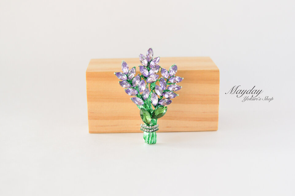 『キラキラのラインストーンのラベンダーの花束ブローチ』