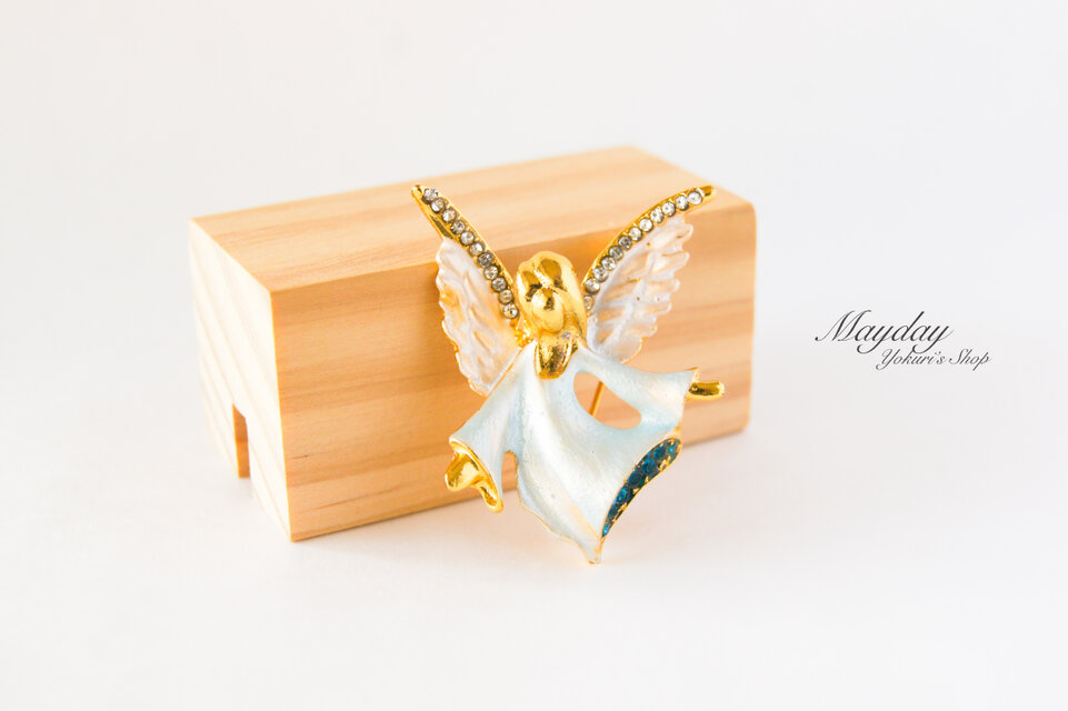 『幸運と愛をもたらす青い天使のブローチ』