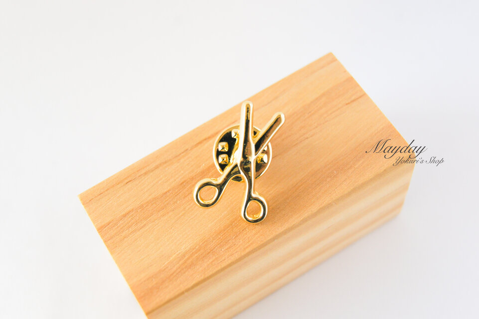 『ゴールドの小ぶりのはさみブローチ』
