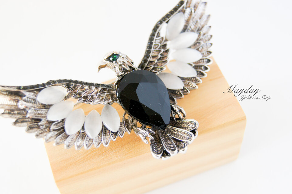 空に飛ぶかっこいい鷹のブローチ』 | iichi 日々の暮らしを心地よく