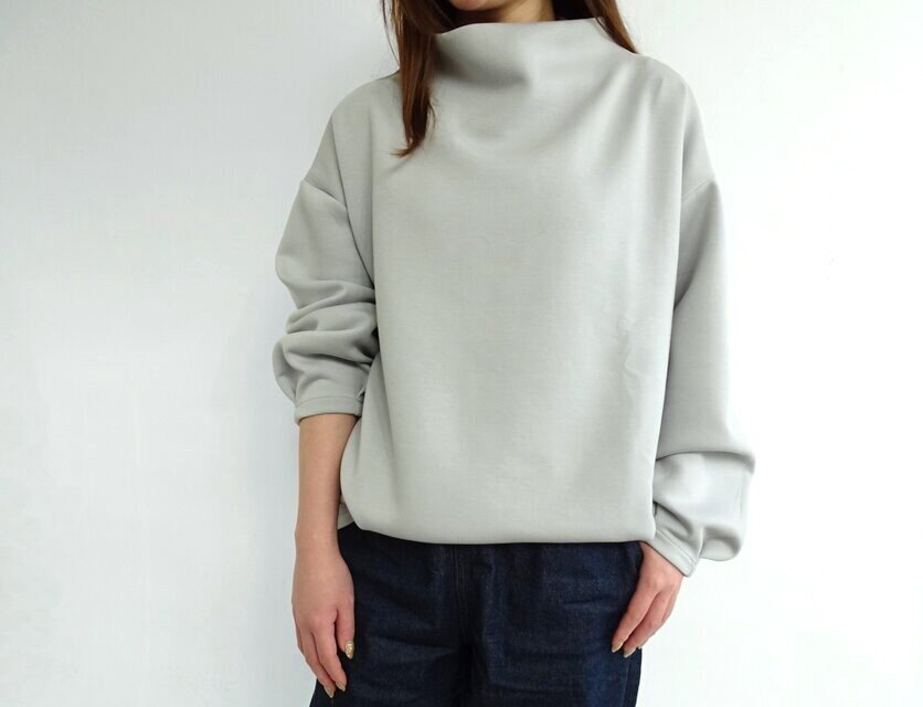 新色／ダブルエアーモックネックプルオーバー〈ペールブルー〉