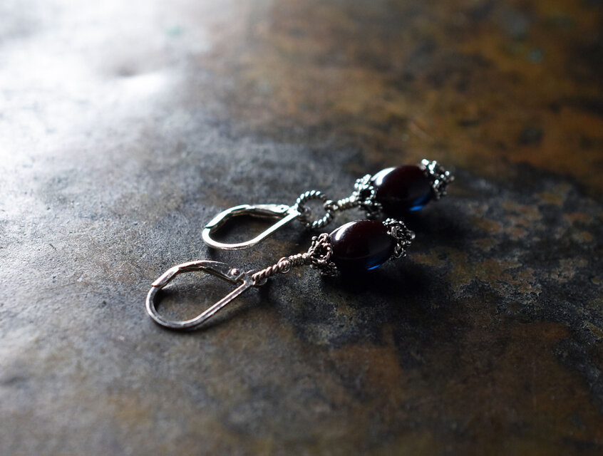 希少なベークライトサフィレットの小さなピアス