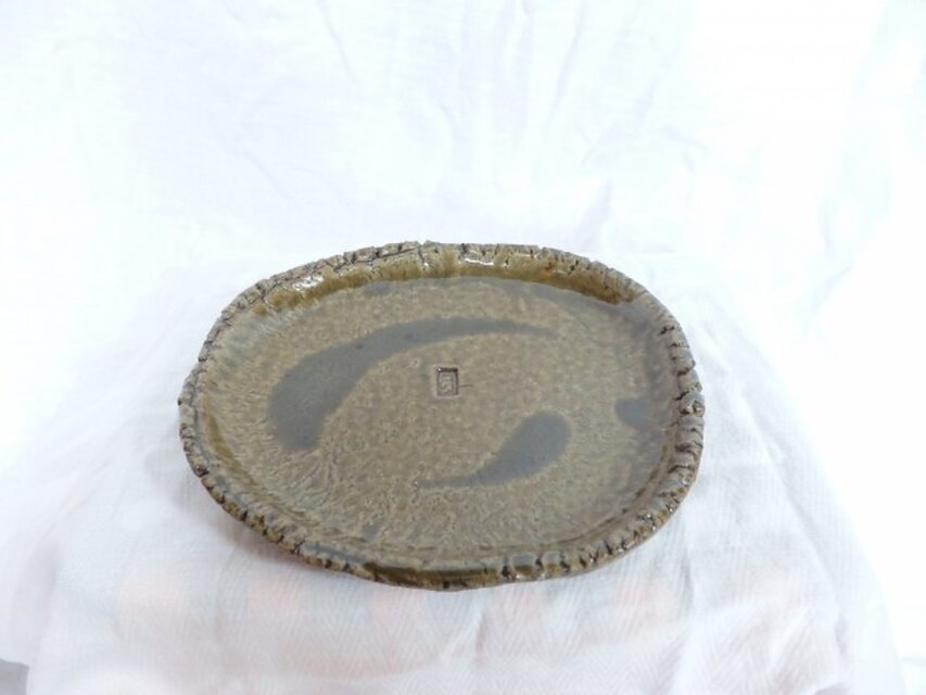 ビードロ釉の変形丸皿