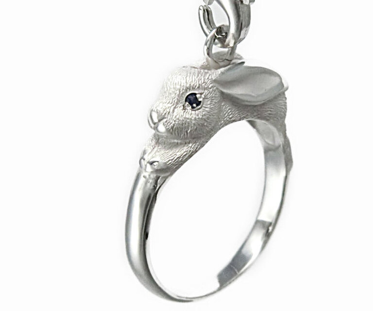 銀製ウサギのリングストラップ&根付（天然サファイア入り）　【あなたの誕生石もセット出来ます。）