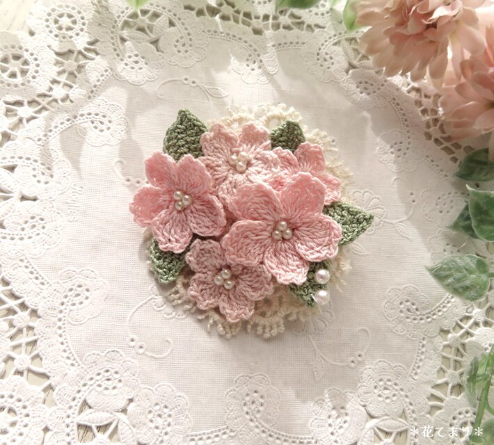レース編み 桜のブローチ | iichi 日々の暮らしを心地よくする ...