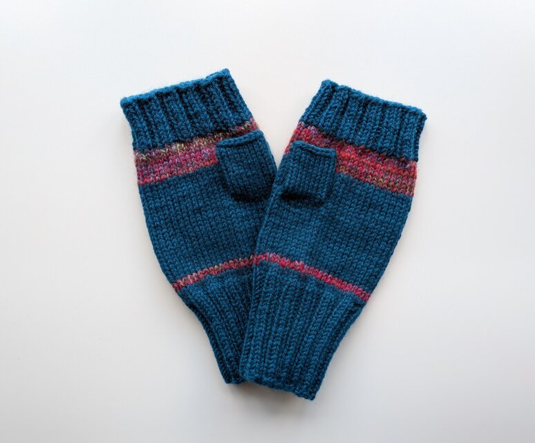 単色糸と段染め糸の切り替えハンドウォーマー　フォレストブルー