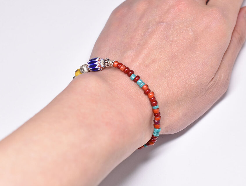 ブルー＆ターコイズブルーシェブロンビーズとイエローカンネ、カレン