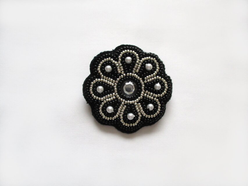 お花型ビジュー＆パールのブローチ（黒）