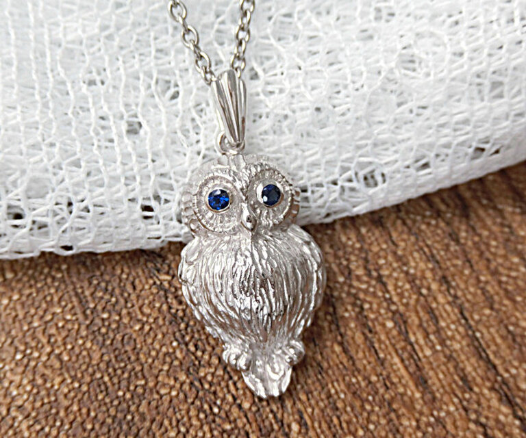 銀製：天然サファイア入り・フクロウペンダント 【あなたの誕生石も