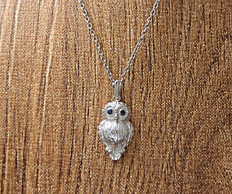 銀製：天然サファイア入り・フクロウペンダント 【あなたの誕生石も