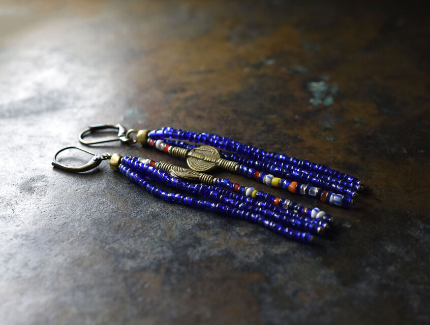アフリカンブラスとブルー＆ミックスシードビーズの４連ピアス