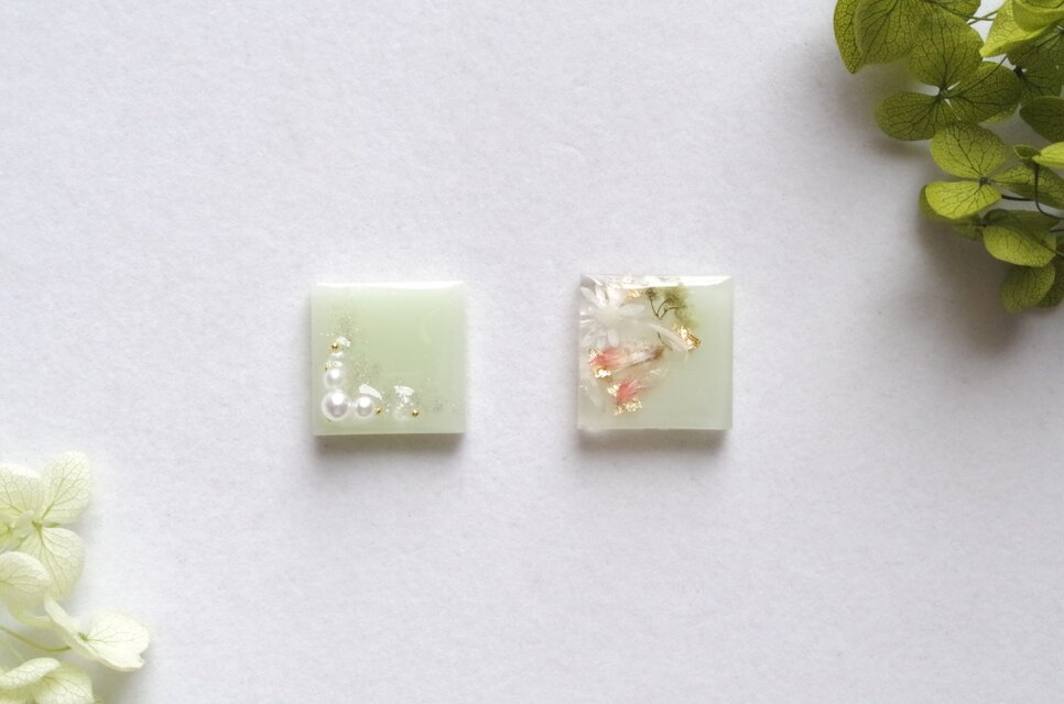 レジンアート　アシンメトリーのスクエアピアス〈フェアリーグリーン〉