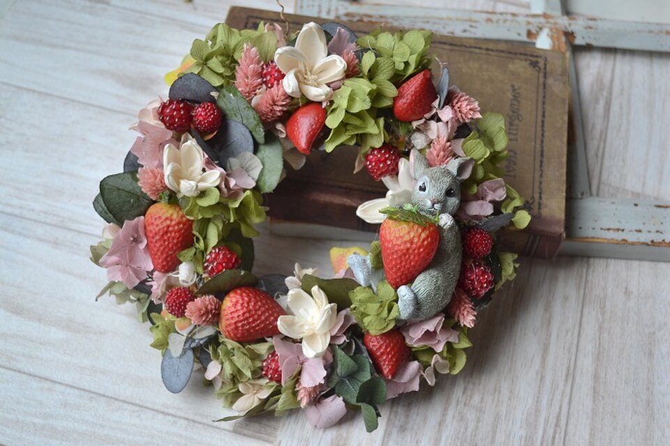 うさぎといちごのミニブーケ うさぎといちご＊ベリーのwreath | iichi 日々の暮らしを心地よくする