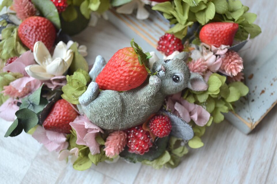 うさぎといちごのミニブーケ うさぎといちご＊ベリーのwreath | iichi 日々の暮らしを心地よくする