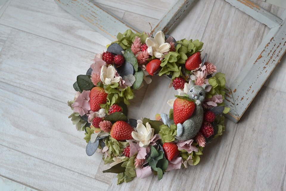 うさぎといちご＊ベリーのwreath | iichi 日々の暮らしを心地よくする