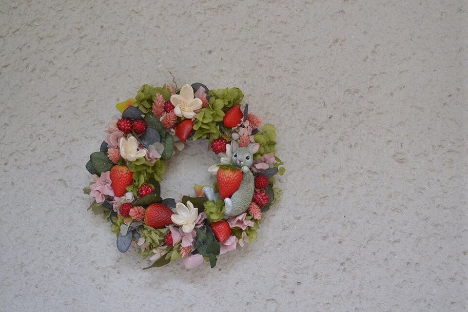 うさぎといちごのミニブーケ うさぎといちご＊ベリーのwreath | iichi 日々の暮らしを心地よくする