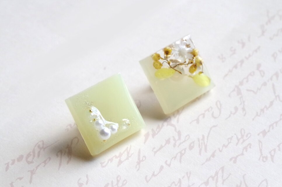 レジンアート　アシンメトリーのスクエアピアス〈イエロー〉