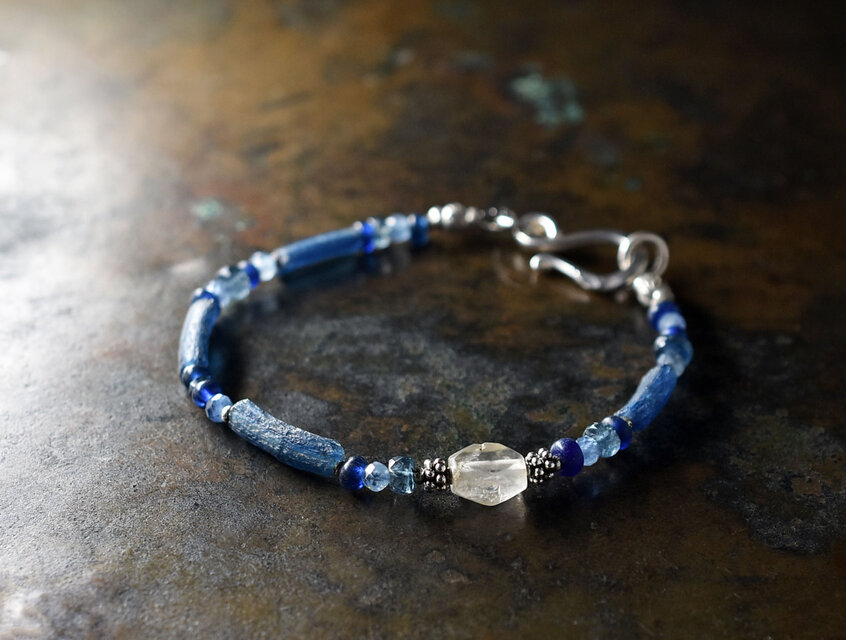 古代水晶とローマングラス、ブルーアンティークビーズ、アクアマリンとモスカイヤナイトのブレス