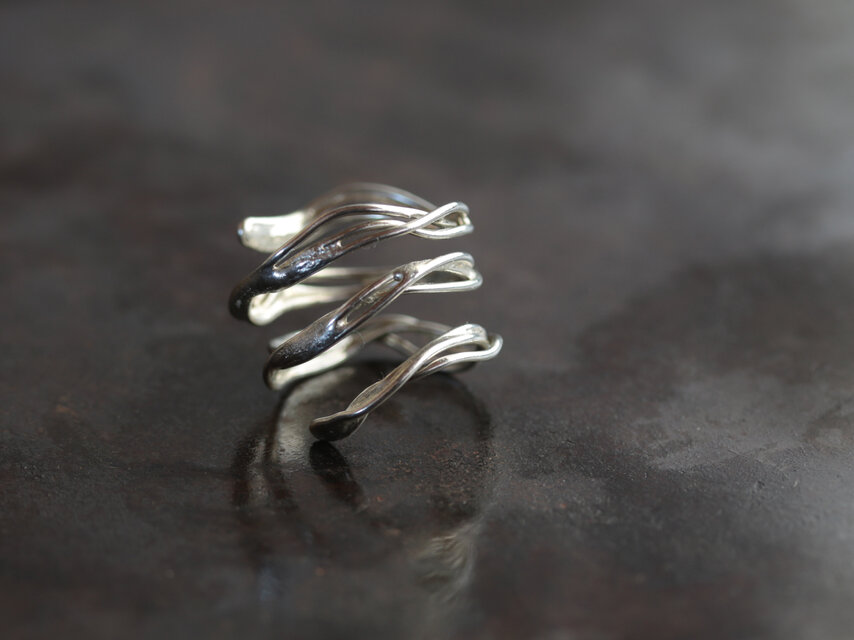 錫のオープンリング　TOLOLY　なびく