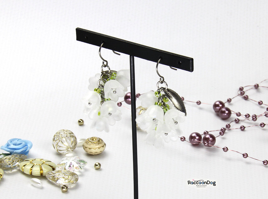 鈴蘭のお花・チタンピアス（ビーズピアス）《ビーズアクセサリー》