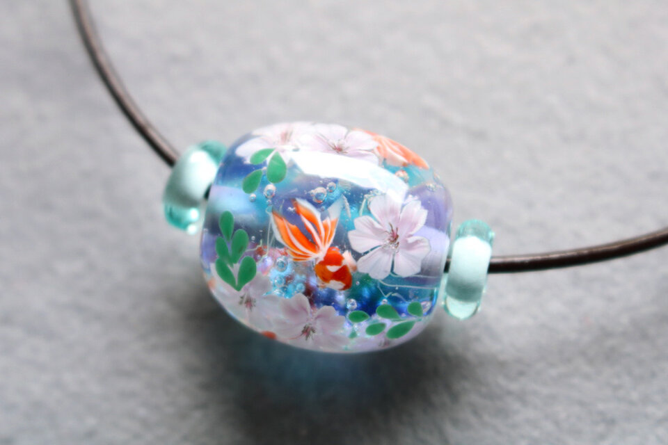 桜と金魚のとんぼ玉（ガラス玉）
