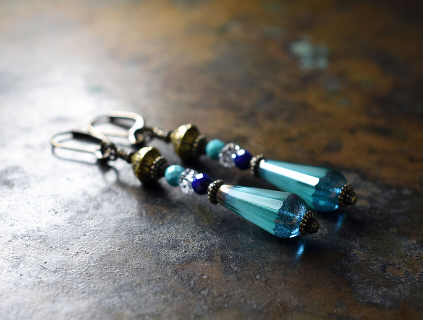 ターコイズブルー雫チェコビーズとラピス＆ターコイズ＆クォーツ、蓮華ブラスのピアス