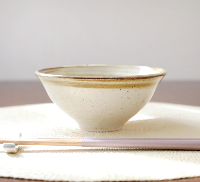 白御影土とさび刷毛目の飯碗 ＊ ２