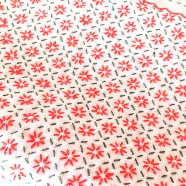 刺し子ふきん 『 赤い椿 』 花刺しと斜め十字刺し | iichi 日々の