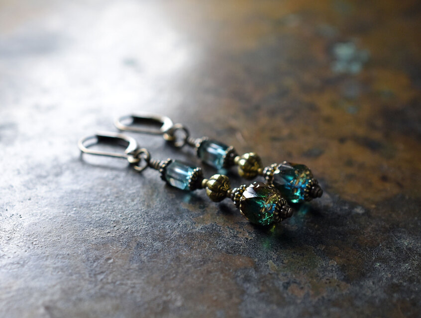 ブルーグリーン＆琥珀チェコビーズと手毬ブラス、japanヴィンテージビーズのピアス