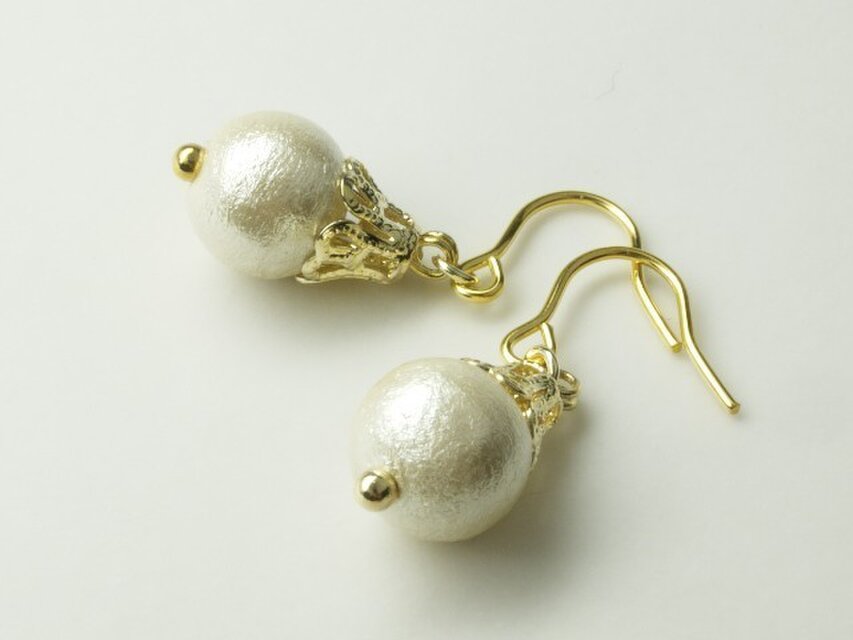 コットンパールのピアス　きんいろ