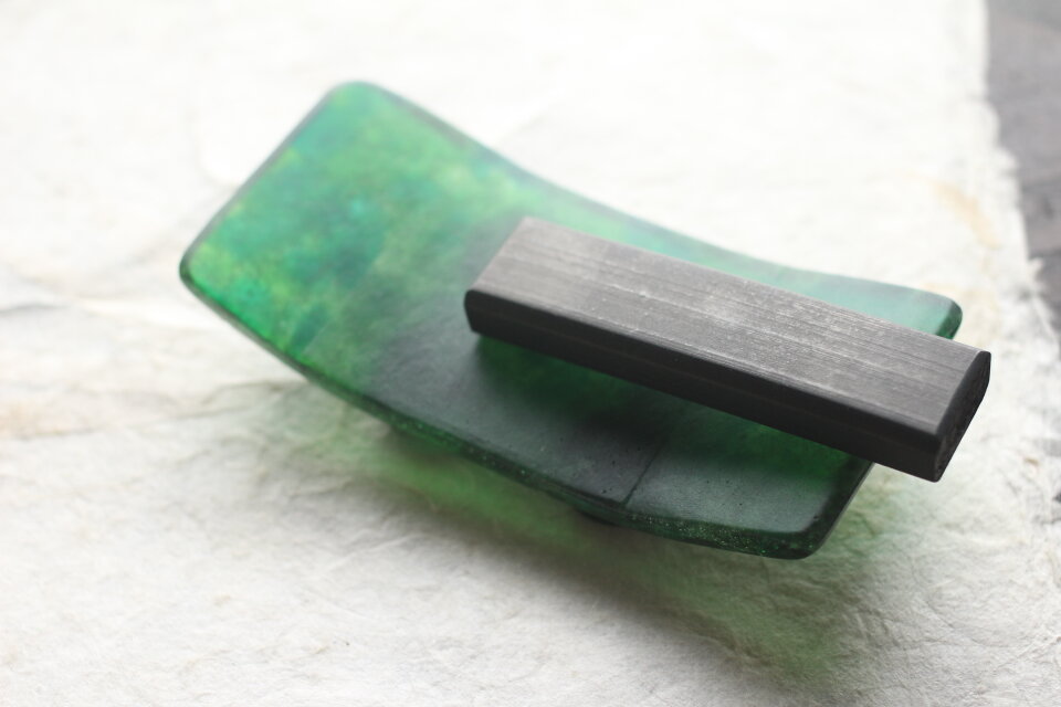 【再販】 ガラス製 書道具 墨床 グリーン