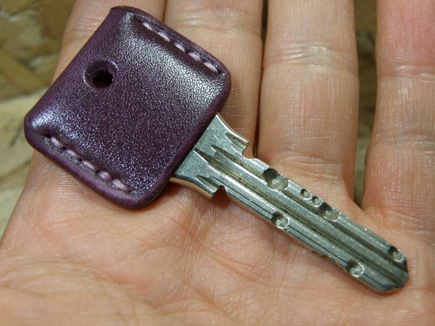 ルガト紫のキーカバー　ピンクステッチ