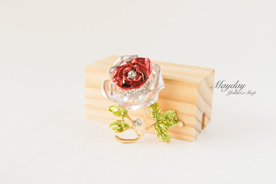 『優美な赤いローズのブローチ』