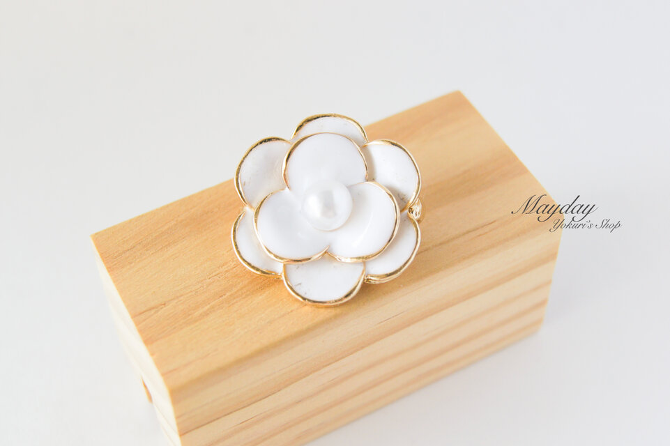 『八重咲きの白い椿のブローチ』ツバキ