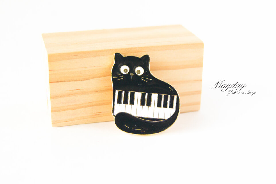『猫と音楽シリーズ〜丸い目の猫とピアノのブローチ』
