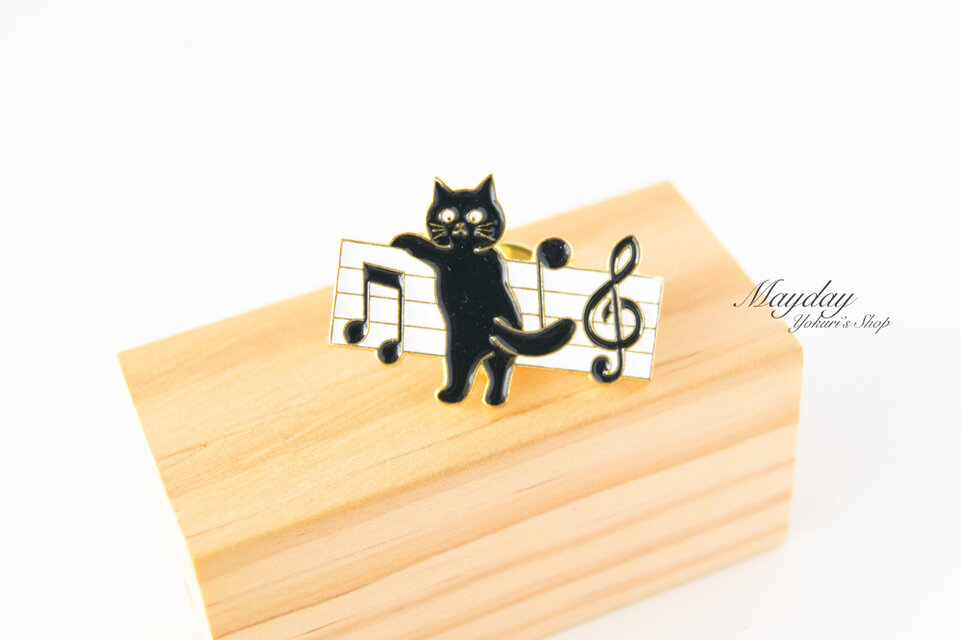 『猫と音楽シリーズ〜音楽に合わせて踊る猫のブローチ』