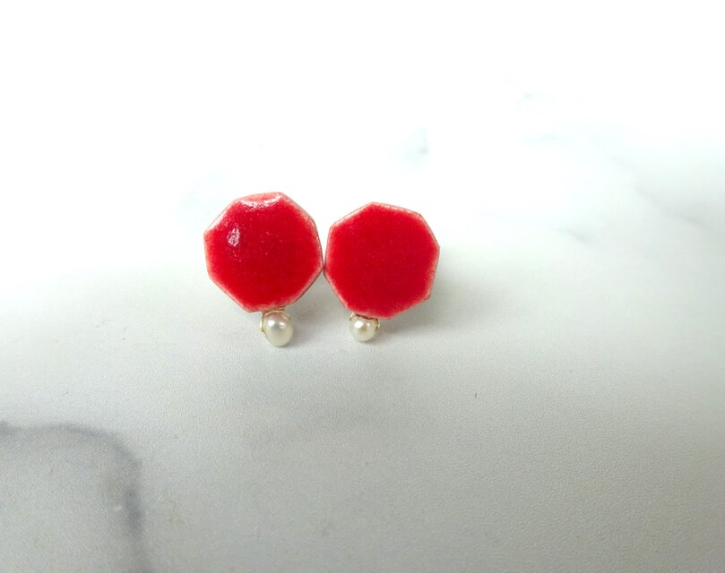 小さな八角 と小さな淡水パールの陶pierce（赤）