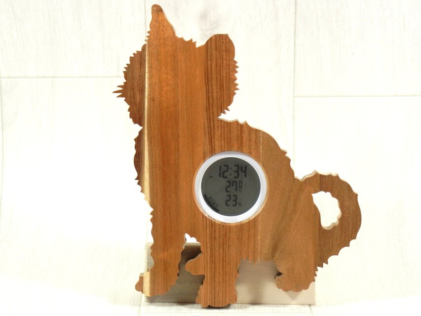 デジタル温・湿度計（時計付）仔猫（座り姿側面１）No.2【木製（アカシア集成材）】（置き・掛け兼用）