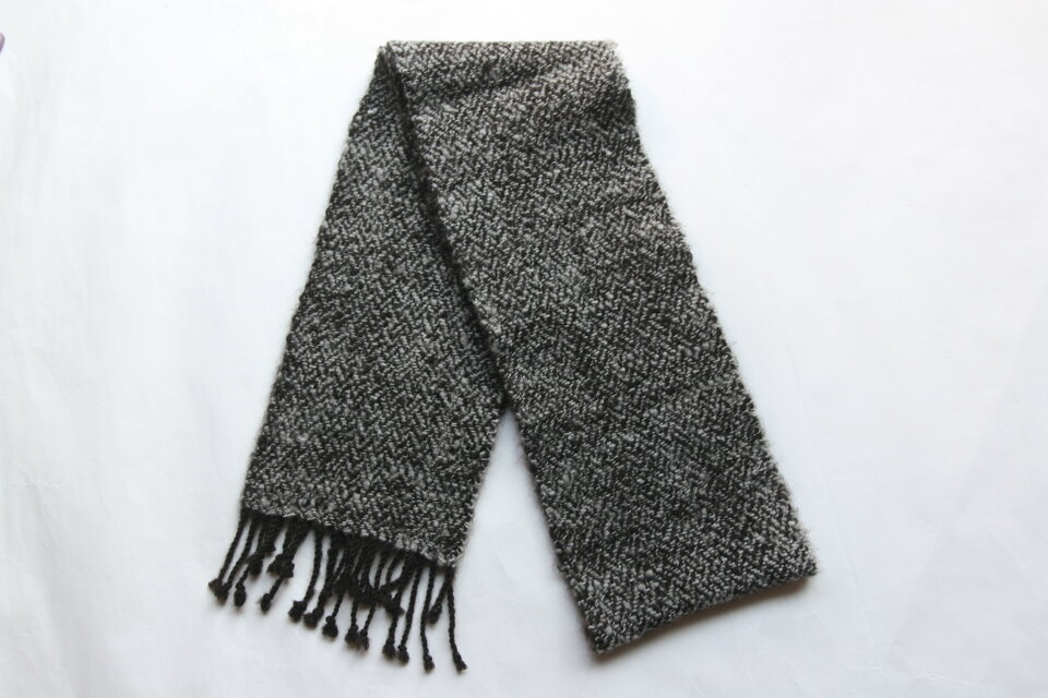 SALE）ホームスパンマフラー（手紡ぎ手織り）【グレー斜め網代