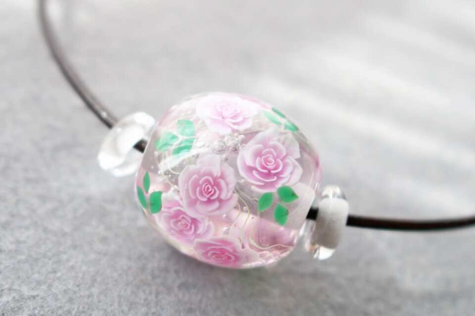 薔薇のとんぼ玉（ガラス玉）泡入り