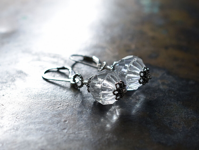 美しいカットのヴィンテージオーロラビーズのピアス